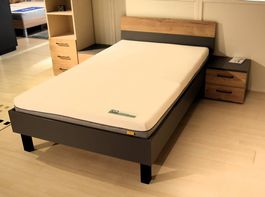 Home Studio Bett + Nachttisch ab Ausstellung