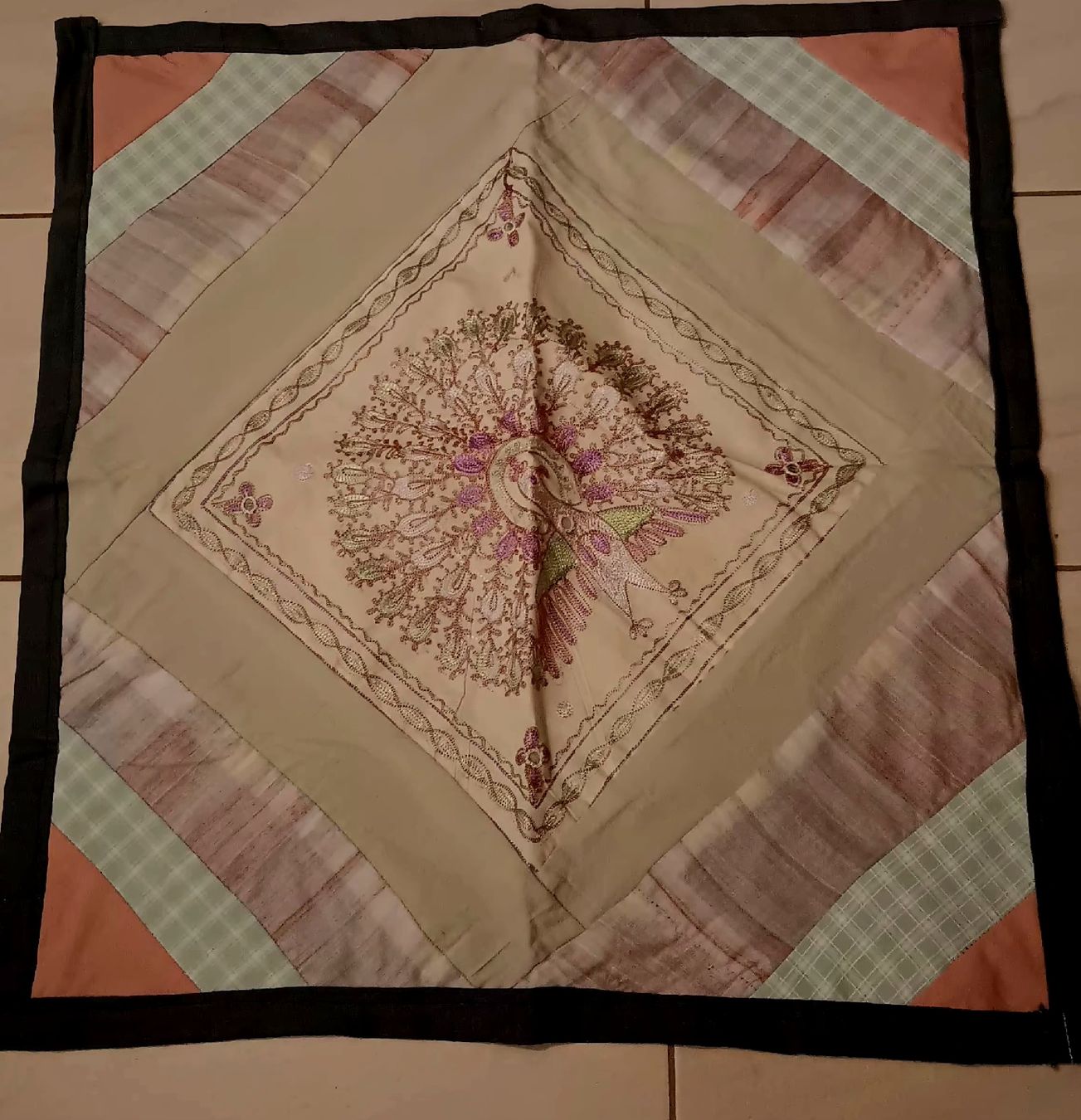 Tessuti: Elegante tapeto o centro Patchwork  a Mano - Unica! – Nuovo e nell'imballaggio originale da Carena venduto da gra_yz7p 1