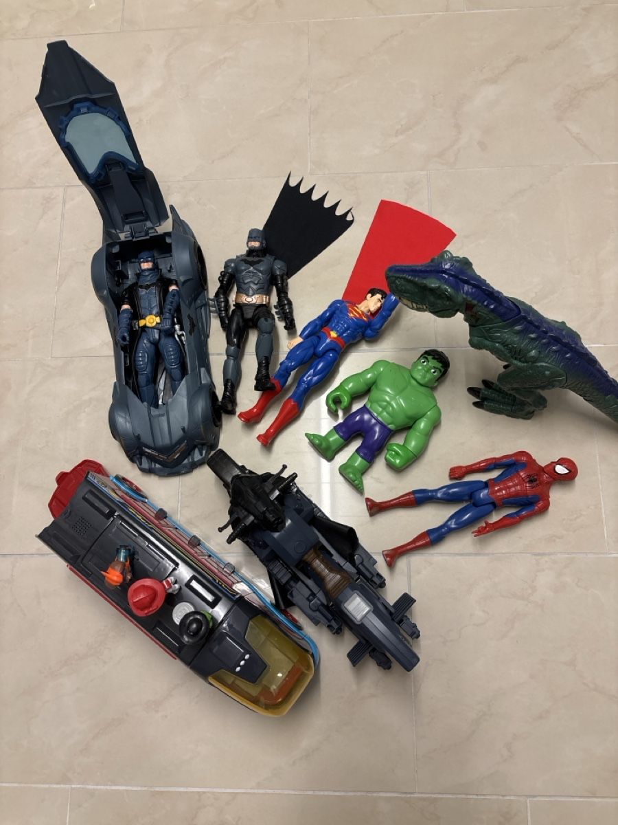 Comics: Actionfiguren Set Batman Superman Hulk Spiderman Dinosaurier – Gebraucht aus Jona von Ilprezzo