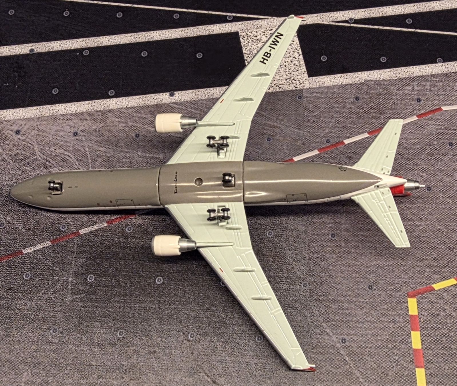 Swissair Kit di modellismo & Modellini statici: Swissair MD-11 Flugzeugmodell 1:400 – Usato da Männedorf venduto da Modellbau-wyss 3