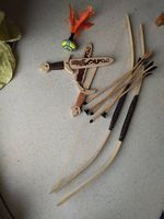 Schwerter, Pfeilbogen mit Pfeilen im Doppel