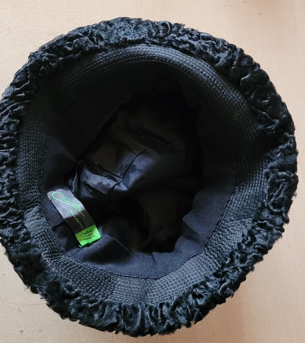 Cappotti: Mantel ,Tasche, Hut aus Astrachan – Usato da SCHÜBELBACH venduto da CoKaHa 8
