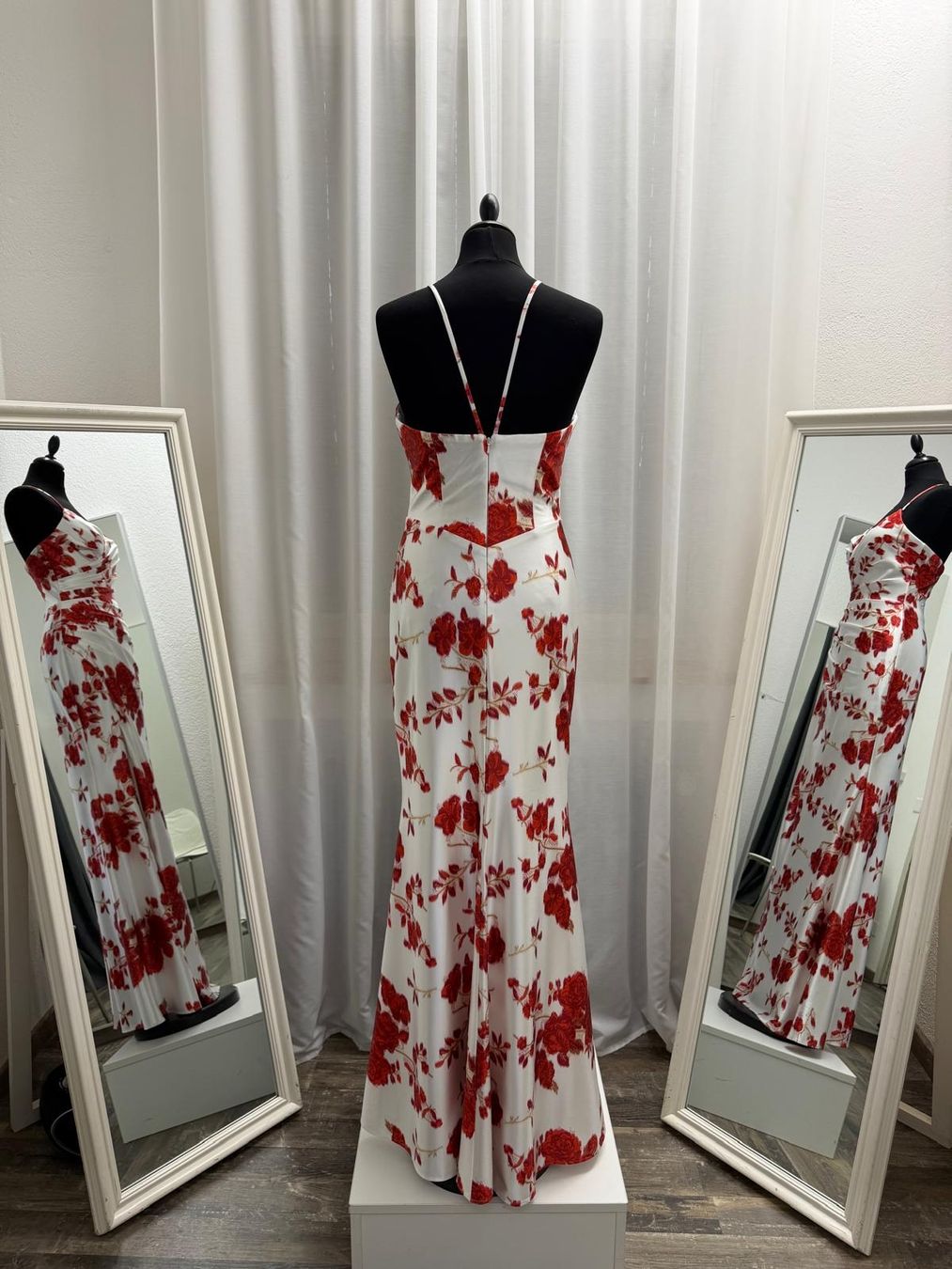 Kleider: Abendkleid Blumenmuster Rot Weiss Grösse 36 – Neu (gemäss Beschreibung) aus Uster von VMT. 4