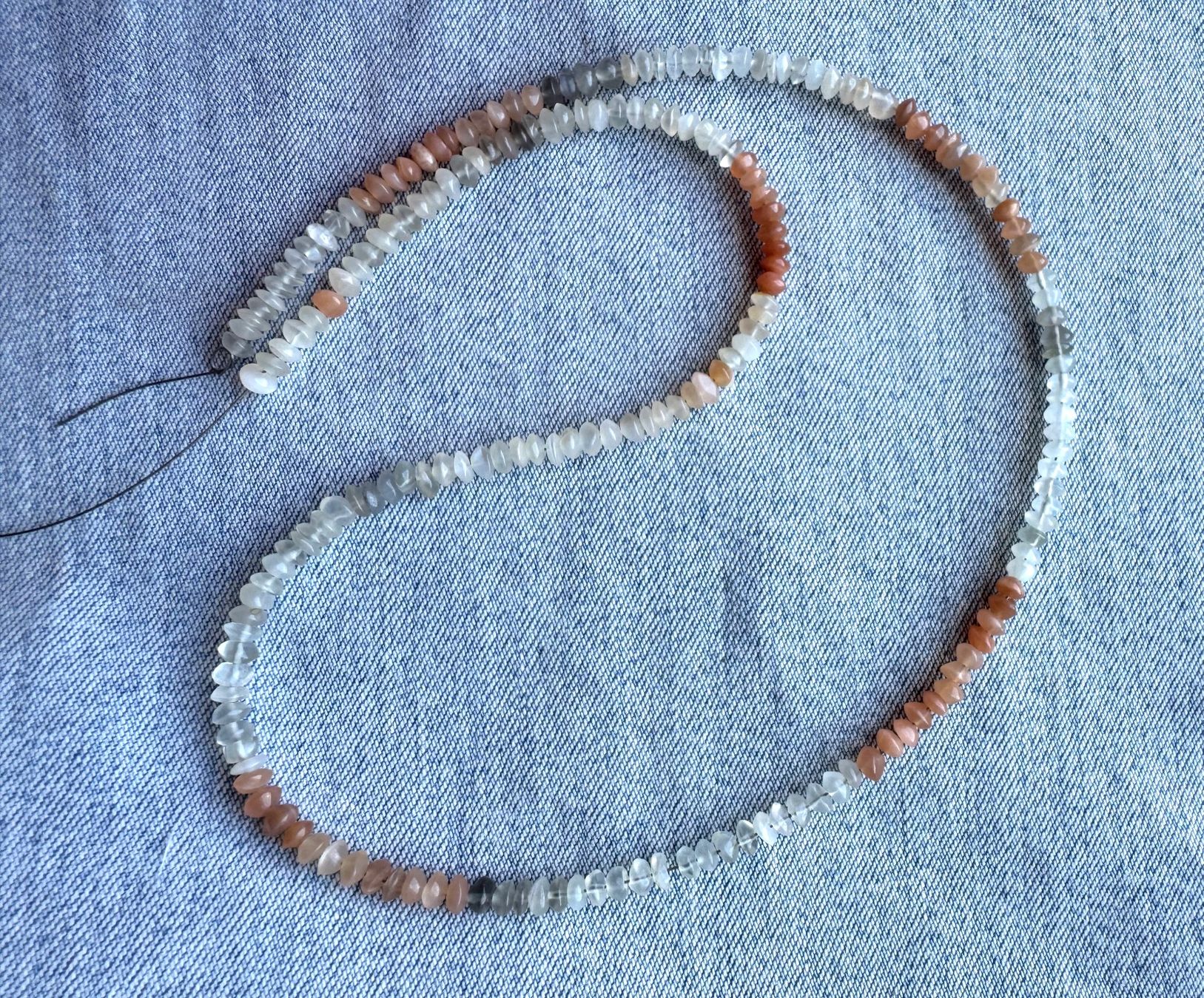 Catenine: Mondstein      extra  spezielle Form   ca 4 bis 5 mm    44cm – Nuovo e nell'imballaggio originale da Leuggern venduto da gemshow 1