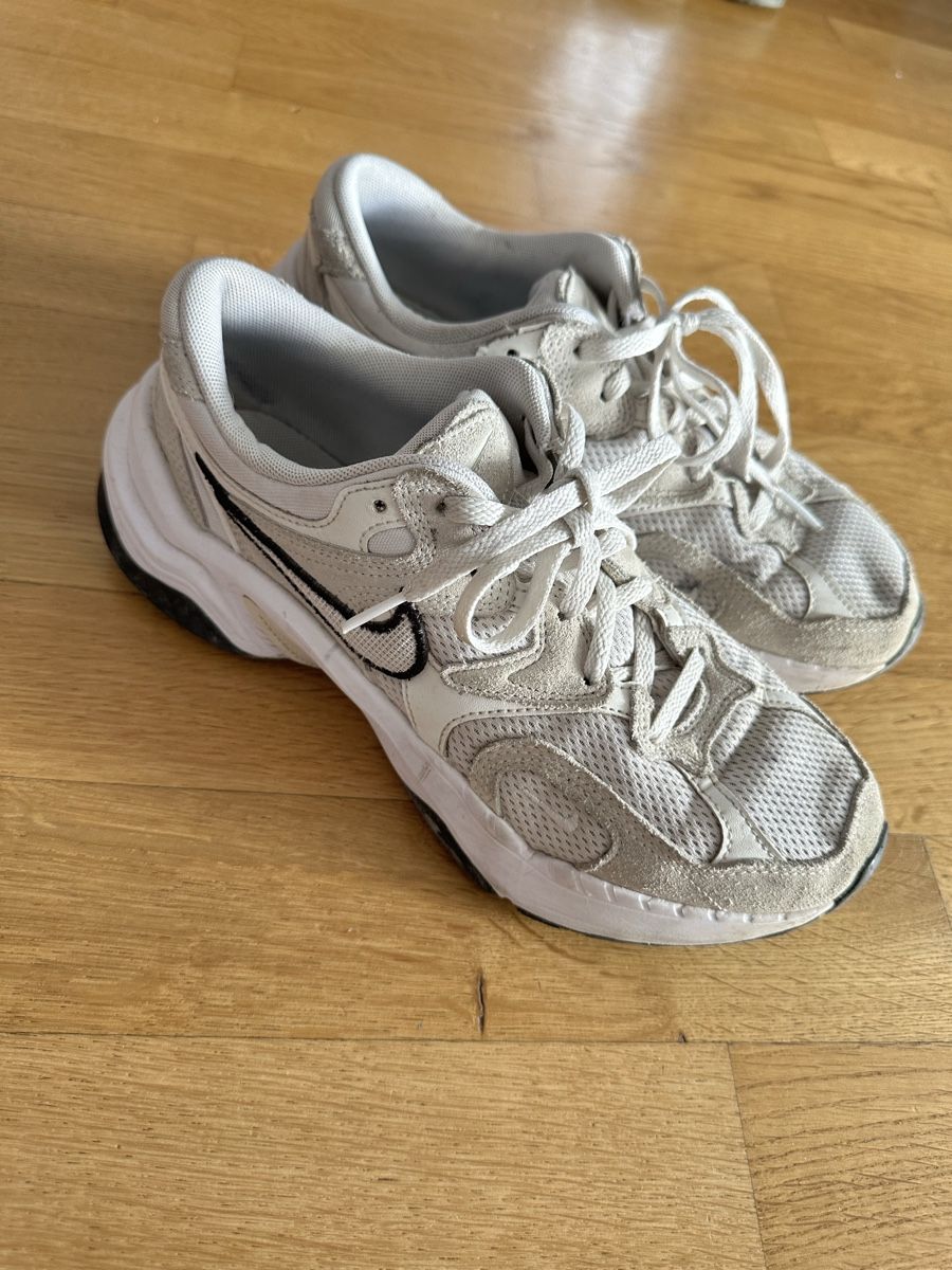 Nike Damenschuhe: Nike Sneaker weiss Grösse 39 – Gebraucht aus Wallisellen von BIANCA_101 1