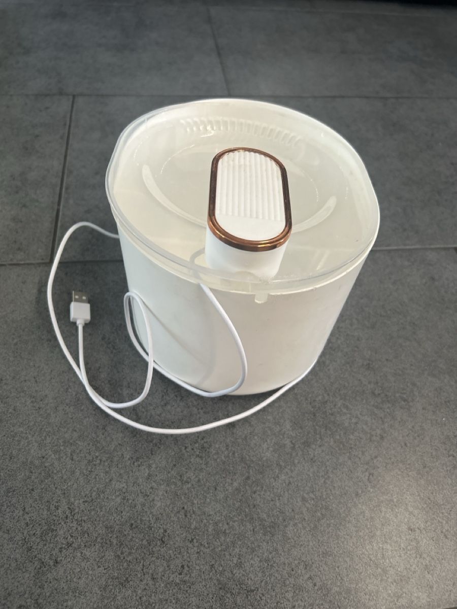 Stagni & Fontane ornamentali: Trinkbrunnen Katze Weiss mit USB Kabel  – Usato da Mühledorf SO venduto da Dania77 2