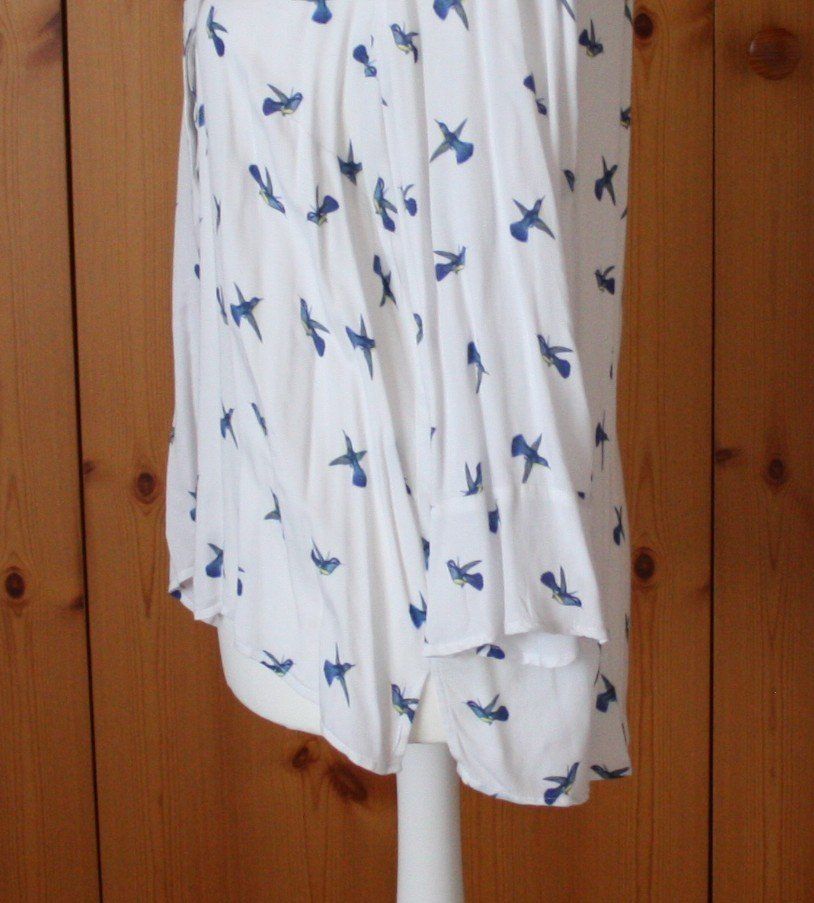 Camicette: Bluse Langarm weiss - hellbau Gr. XL – Usato da Flüelen venduto da Diversicum-Curvy 5