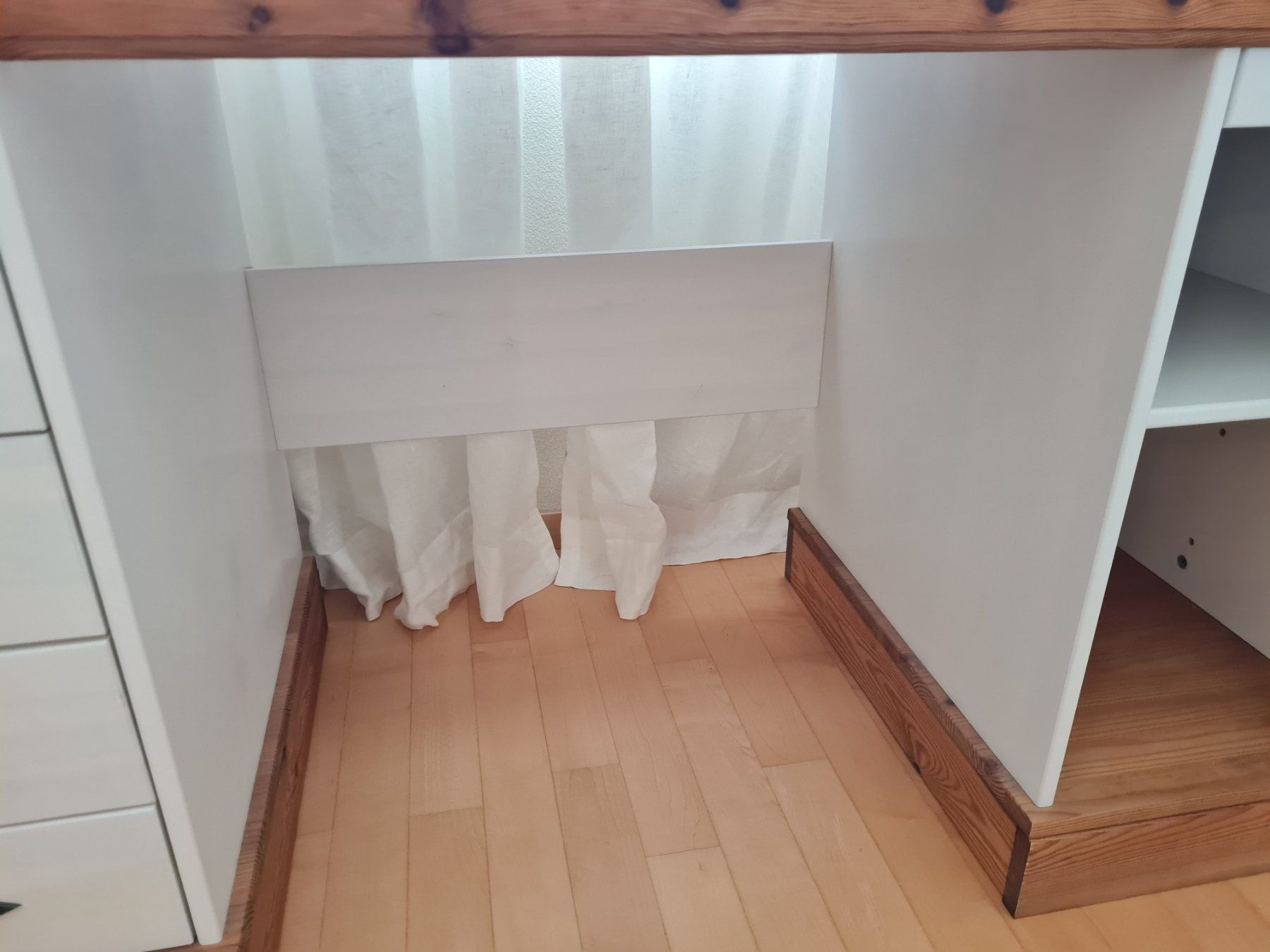 Bureaux: Weisser Holzschreibtisch – D'occasion à Udligenswil par bar_g9jd 6