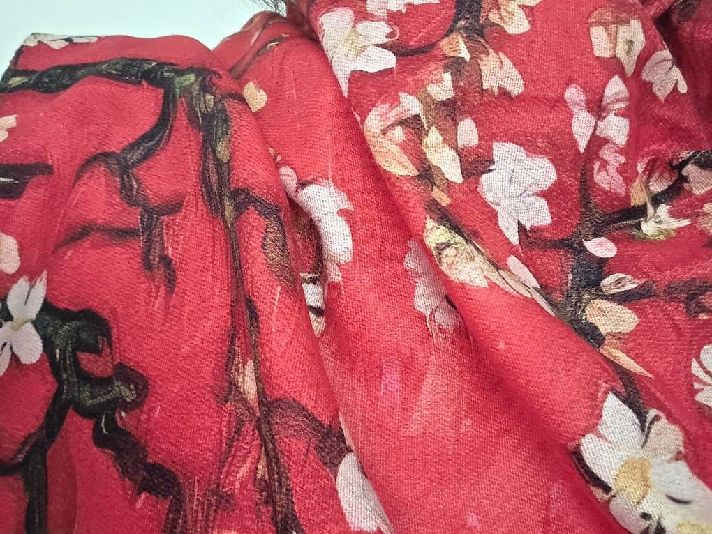 Foulard & Sciarpe: Roter Schal mit Kirschblütenmuster – Usato da Thalwil venduto da and_fdf5 1