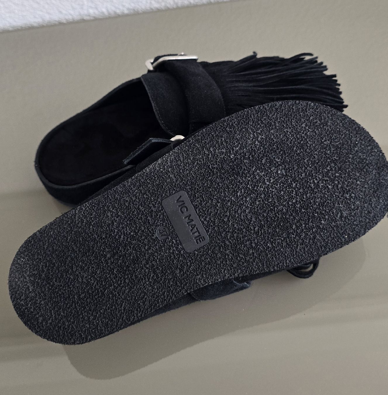 Vic Matié Damenschuhe: Mules schwarz Wildleder VicMatie 37 – Neu und originalverpackt aus Untereggen von cla_kb2w 3