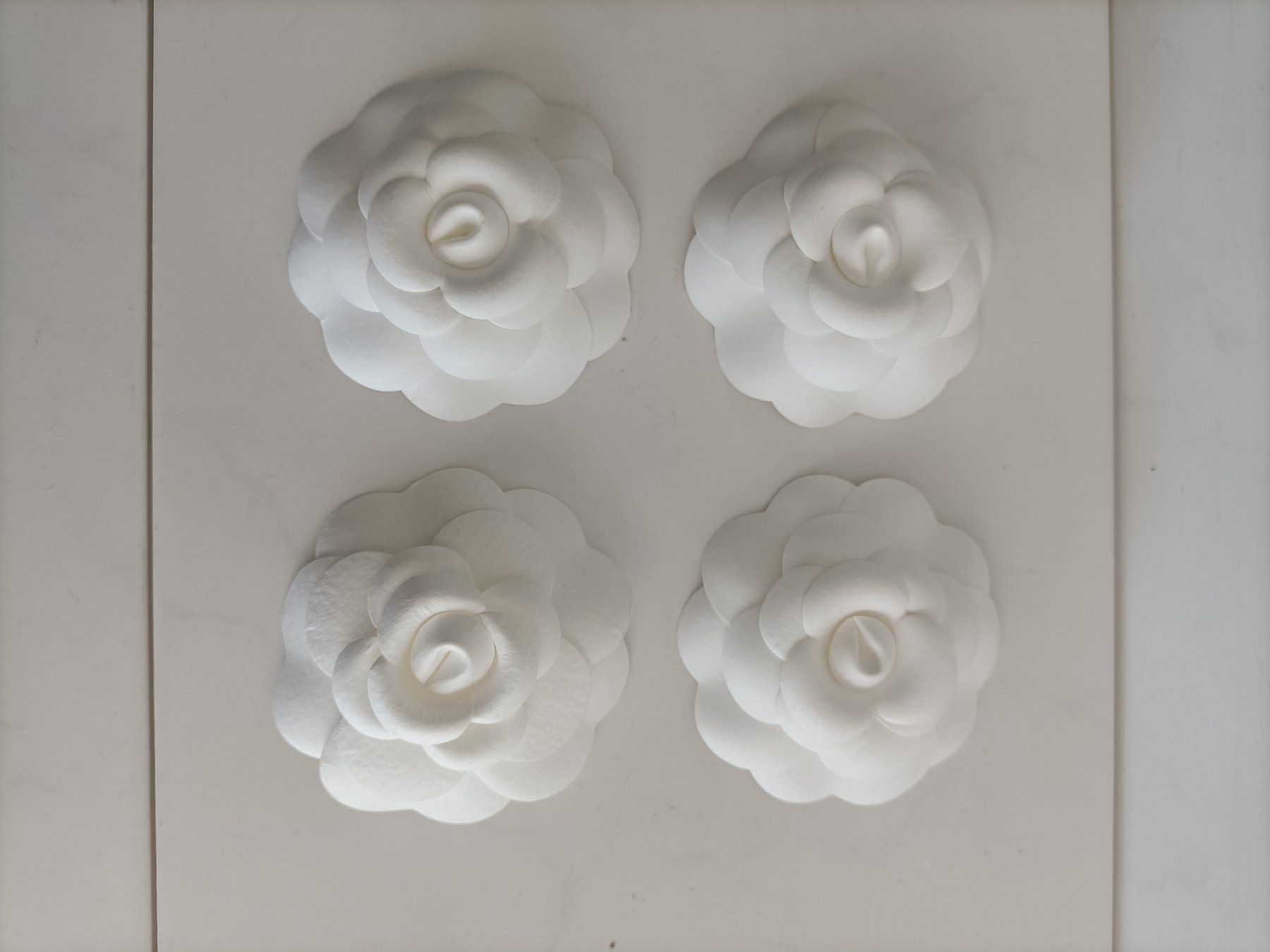 Toutes les décorations: 4x camélia papier Chanel Ø 7cm – D'occasion à crans montana par AB3963