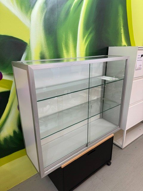 Vetrine: Glasvitrine mit Schiebetüren – Usato da Zollikofen venduto da OberliAG