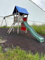 Spielplatz mit Rutsche, Häuschen, Kletterwand, 2 Rittiseili