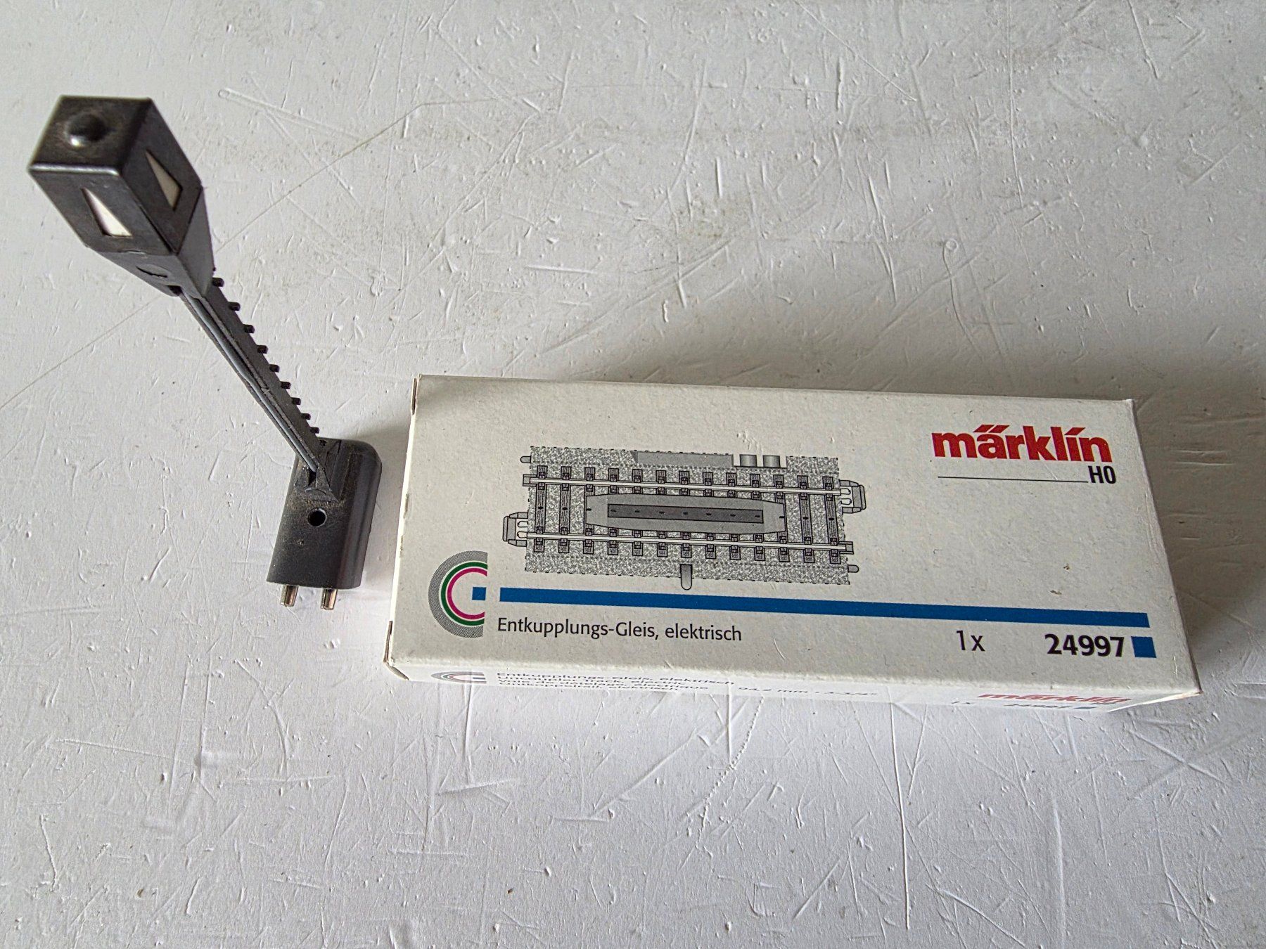 Märklin Modellini di ferrovie: Entkupplungsgleis elektrisch mit Mast 24997 – Usato da Seuzach venduto da Loeckeli01