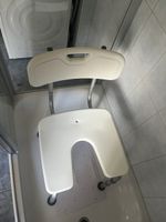 Duschstuhl mit Hygieneausschnitt weiss guter Zustand