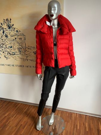 AKRIS: Exklusive rote Daunen-Jacke mit Kaufetikette NP 1690