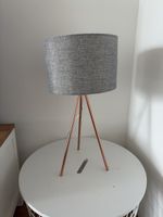 Tischlampe Dreibein kupferfarben Schirm grau