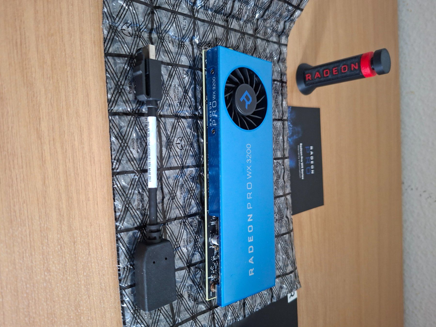 Amd Cartes graphiques: READON AMD Pro WX 3200 Neu mit Folie – Neuf (Voir description) à Mettmenstetten par C.Hof5 2