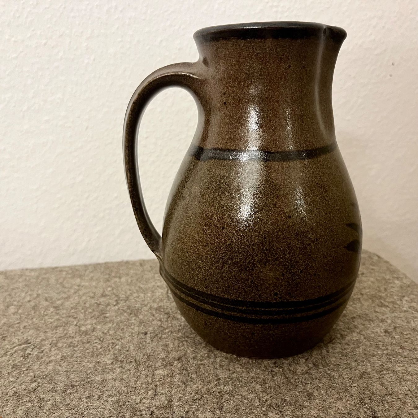 Karaffen: Rustikaler Keramik Krug, braun schwarz, handbemalt – Gebraucht aus Basel von so1_nf6l 2
