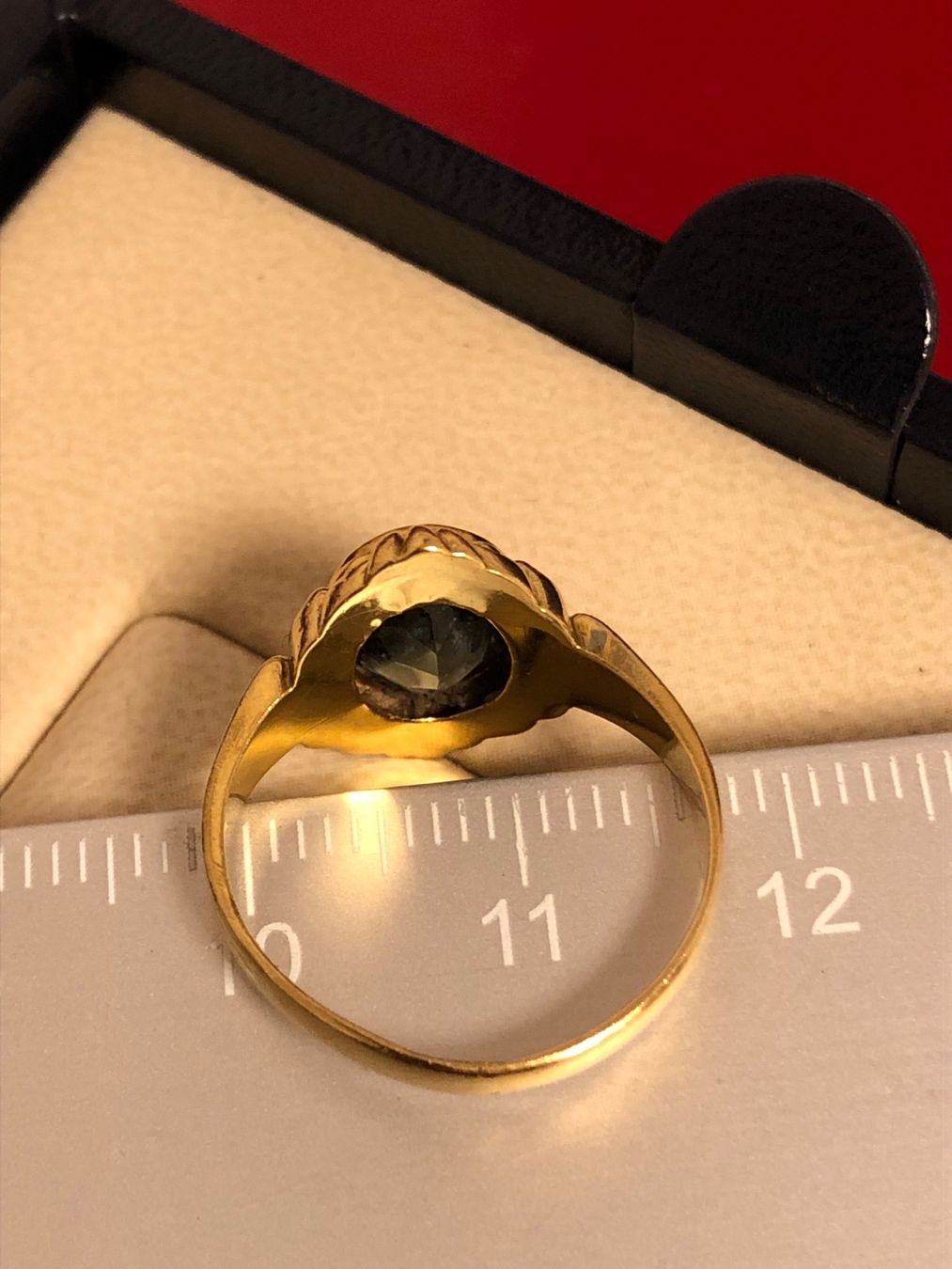 Ringe: Goldring mit grünem Stein – Gebraucht aus Gümmenen von  4