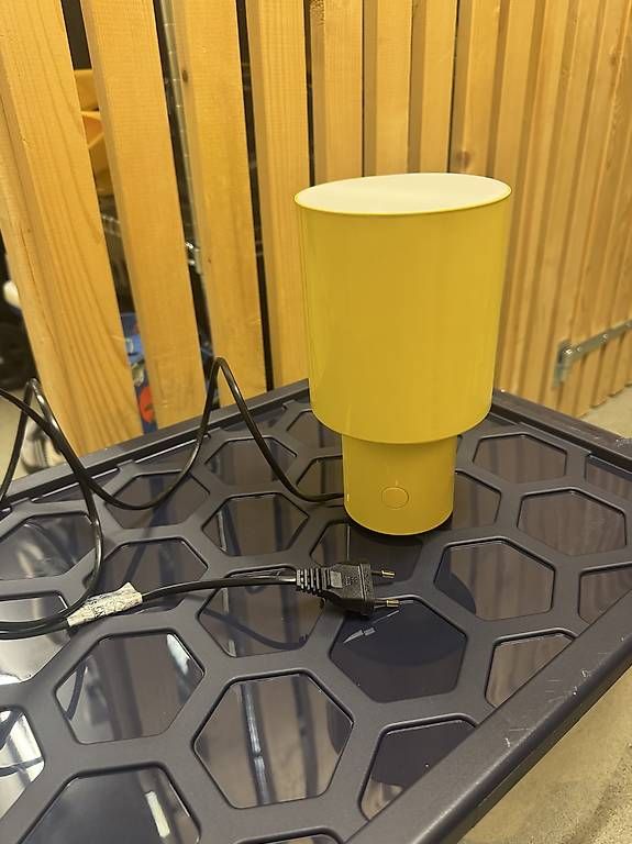 Lampade: Gelbe Tischlampe – Usato da St-Sulpice VD venduto da CedricFiedler