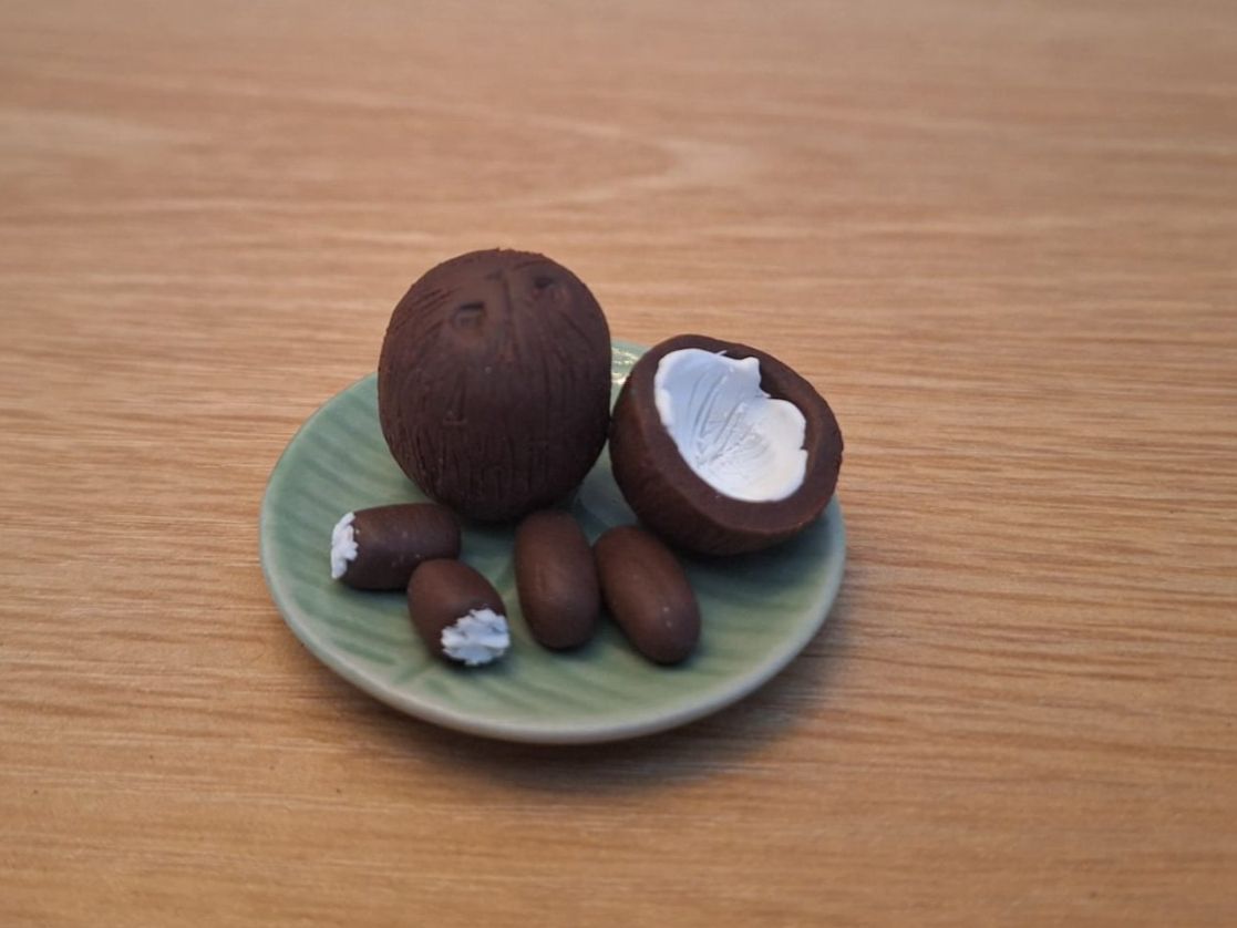 Puppenhäuser & -möbel: Handmade Kokosnuss Bounty Teller – Neu (gemäss Beschreibung) aus Zürich von HandmadeTinyFood 2