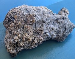 Mineralien: Hämatit, Rutil, Adular auf typischem Paragneis