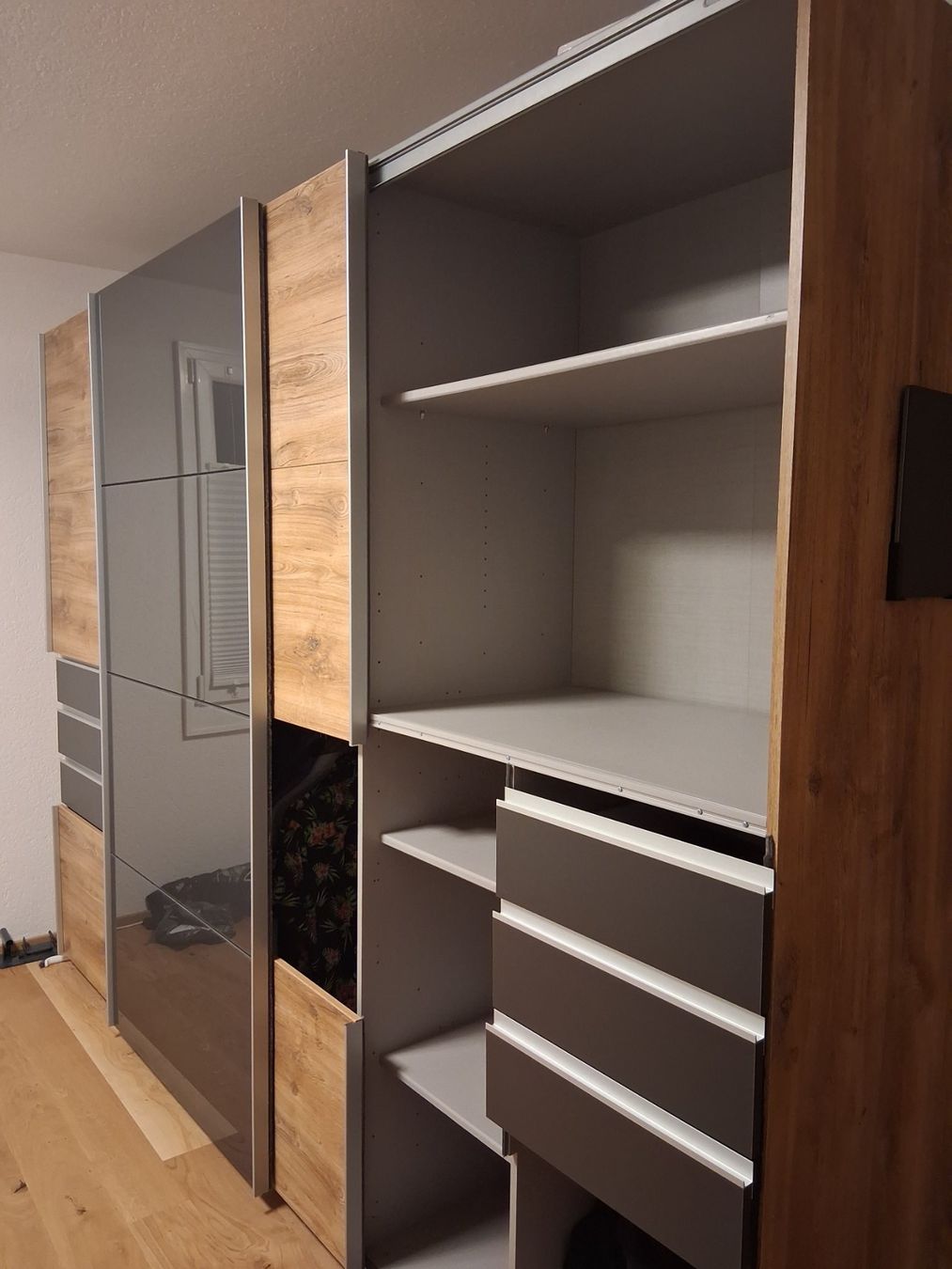 Conforama Armadi: Kleiderschrank mit Schwebetüren – Nuovo (secondo la descrizione) da Recherswil venduto da sha_2gfl 1