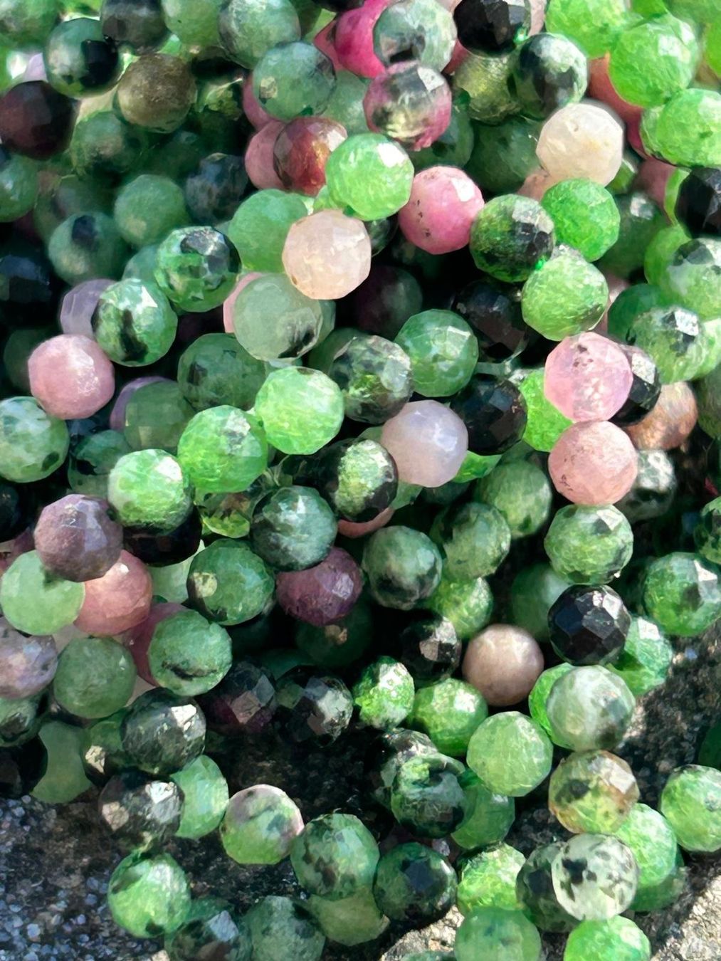 Pietre preziose: Strang echte facettierte epidote ruby Kugeln 3 mm – Nuovo e nell'imballaggio originale da Niederrohrdorf venduto da Ytobi 1