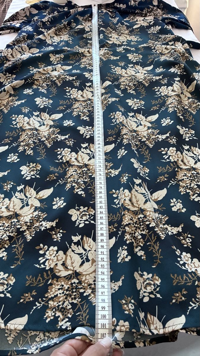 Robes: Kleid Blumenmuster Dunkelgrün Langarm  – Neuf (Voir description) à Bäretswil par Viechel 5