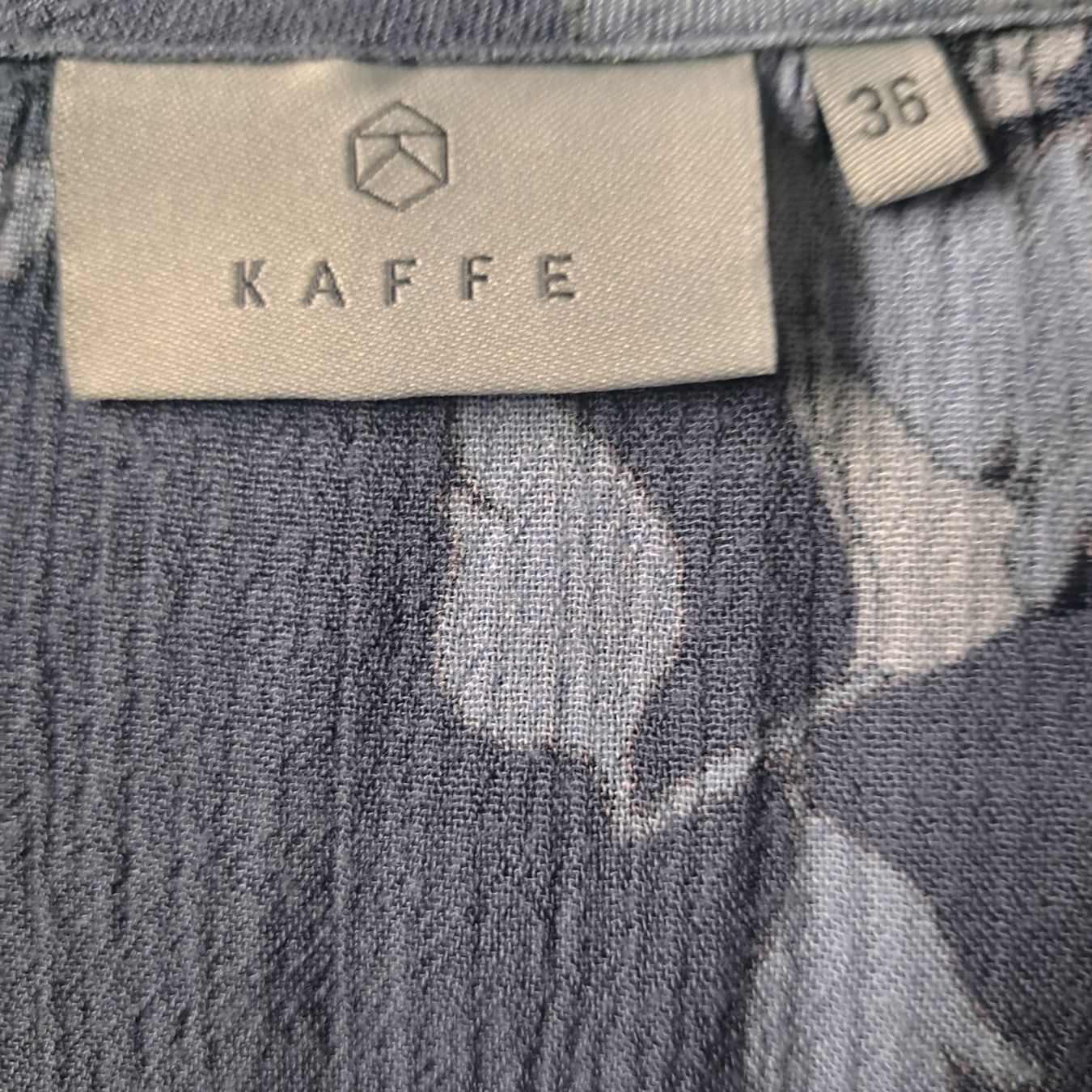 Camicette: Damentunika grau mit Blumenmuster Grösse M Kaffe – Usato da Kriegstetten venduto da Jakasi 3