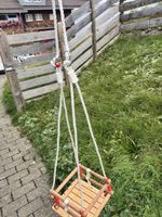 Kinderschaukel aus Holz mit Seilen gebrauchter Zustand