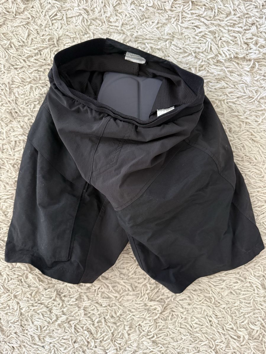 Decathlon Pantaloni: Radhose kurz MTB, Grösse 123-130cm – Usato da Langenthal venduto da Leclafel