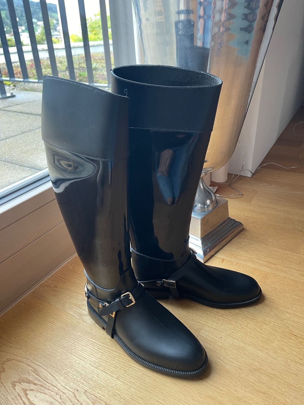 Jimmy Choo Scarpe da donna: Jimmy Choo Regenstiefel - 38 Schwarz – Nuovo (secondo la descrizione) da Küssnacht am Rigi venduto da TheMarket55