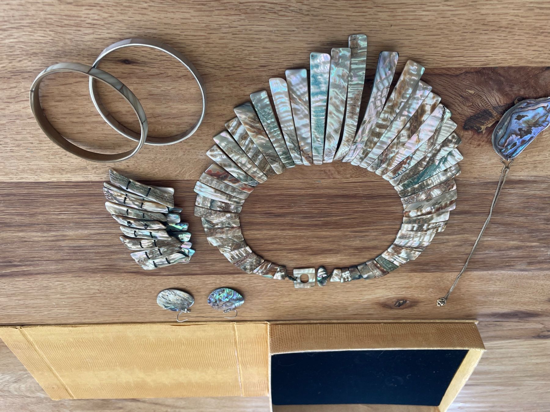 Sonstiger Schmuck: Schönes Perlmutt-Schmuckset - Topzustand! – Gebraucht aus Fidaz von KunstsammlerGR60 1