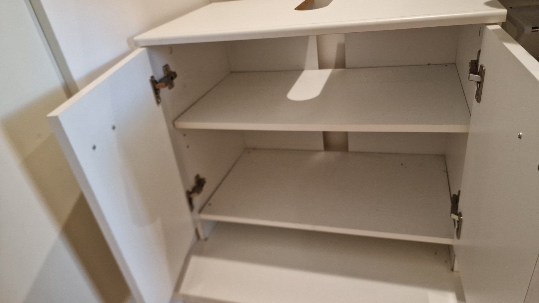 Armadi: White base cabinet with 2 doors and 2 shelves – Usato da Embrach venduto da dkanike 1