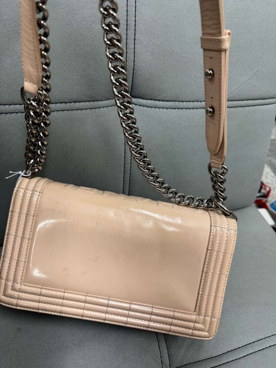 Chanel Borse da donna: Chanel Boy Medium Tasche Beige Patentleder  – Usato da Heimberg venduto da Veven 1