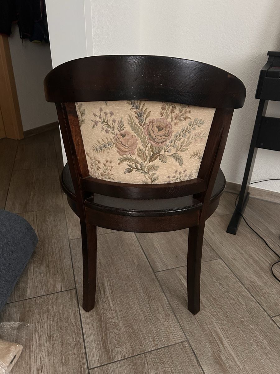 Sedie: Antiker Holzstuhl mit Blumenmuster – Usato da Zofingen venduto da Froggylonglong 1