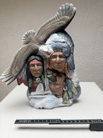 Skulptur Indianer und Adler aus Kunststein bemalt
