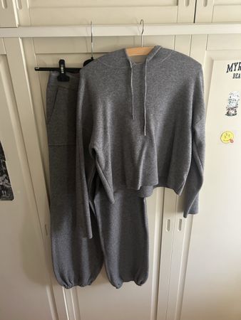 Completo felpa cappuccio e pantaloni grigio taglia S nuovo