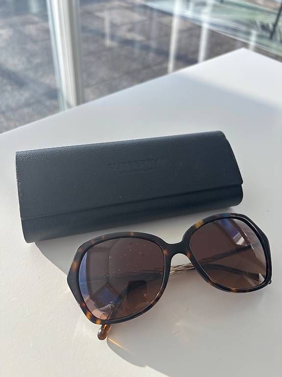 Lunettes & Verres: Lunettes de soleil Burberry – D'occasion à Chernex par mel_8db7