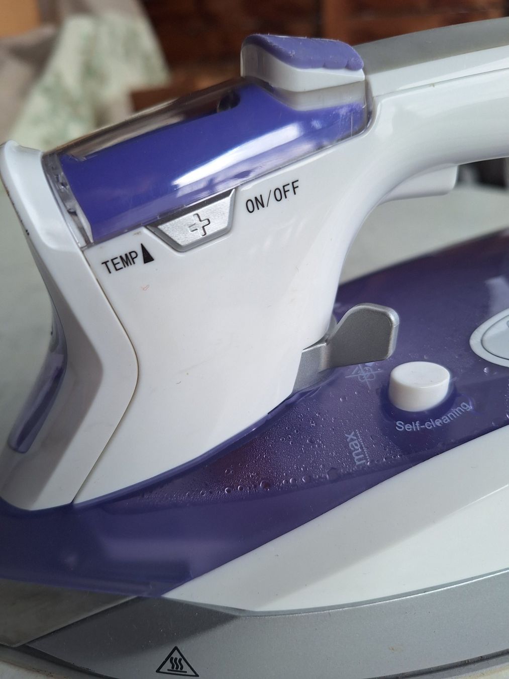 Ferri da stiro: IONIC DAMPFBÜGELEISEN EASY HOME – Nuovo (secondo la descrizione) da Huttwil venduto da Kunterbuntli 1