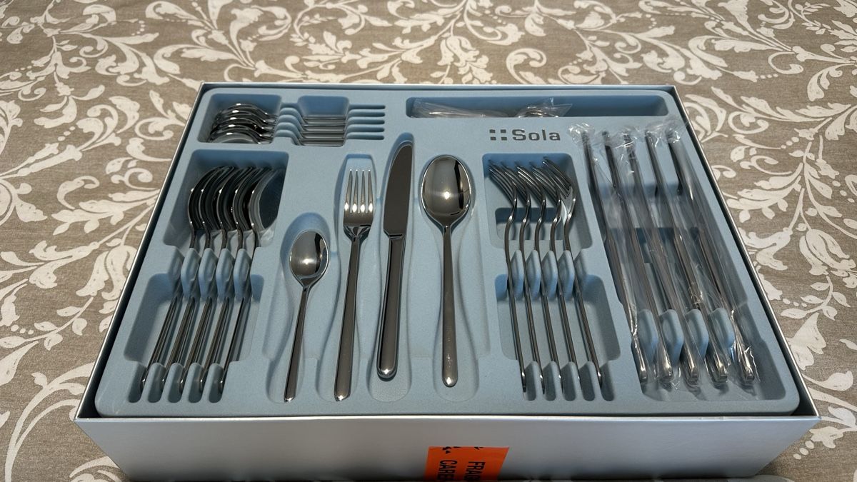 Sola Set di posate: Sola Set de couverts, neuf – Nuovo e nell'imballaggio originale da La Chaux-de-Fonds venduto da Amse. 1