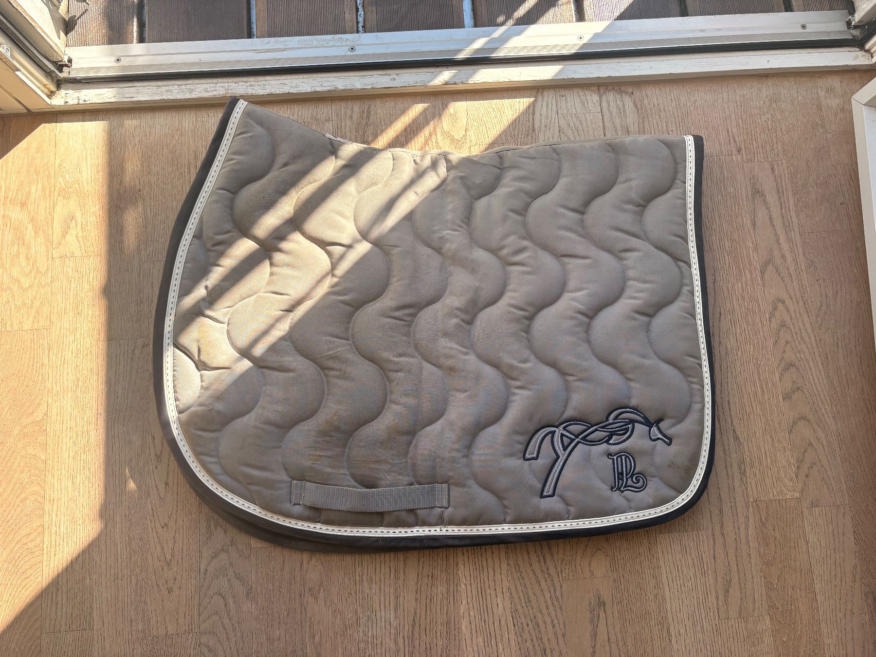 Sattel & Sattelzubehör: Tapis de selle gris Penelope, – Gebraucht aus Lausanne von jbarral