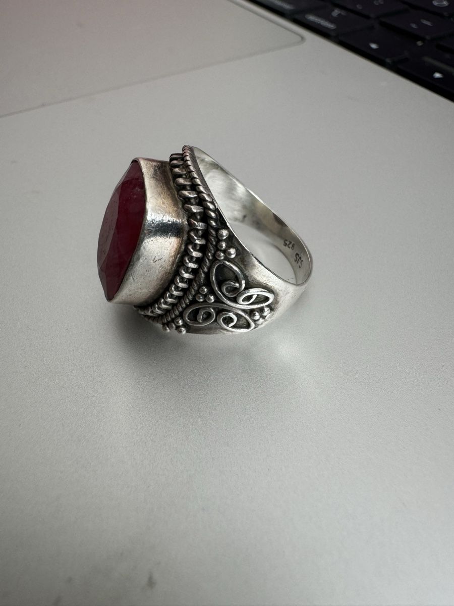 Anelli: Bague chevalière en argent avec pierre rubis – Usato da Ollon VD venduto da MusiqueAddict 2