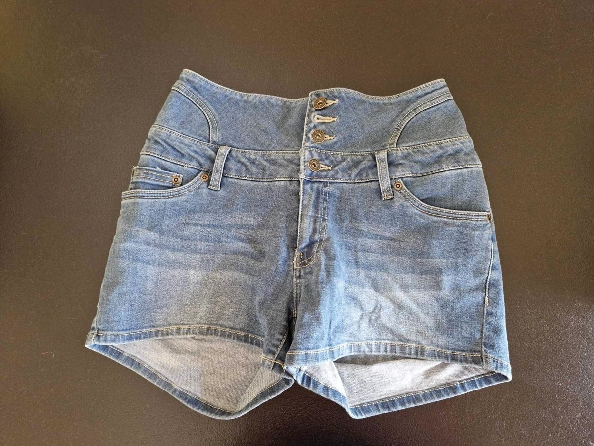Jeans: Jeans-Shorts, Grösse 42, neu – Nuovo (secondo la descrizione) da Hittnau venduto da Katzenherz 1