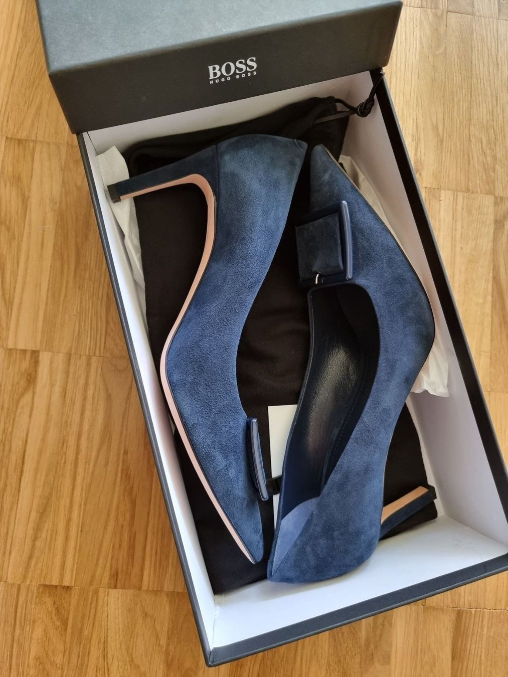 Hugo Boss Damenschuhe: Hugo Boss Pump Wildleder Dunkelblau 38.5 – Neu und originalverpackt aus Brüttisellen von Begoran