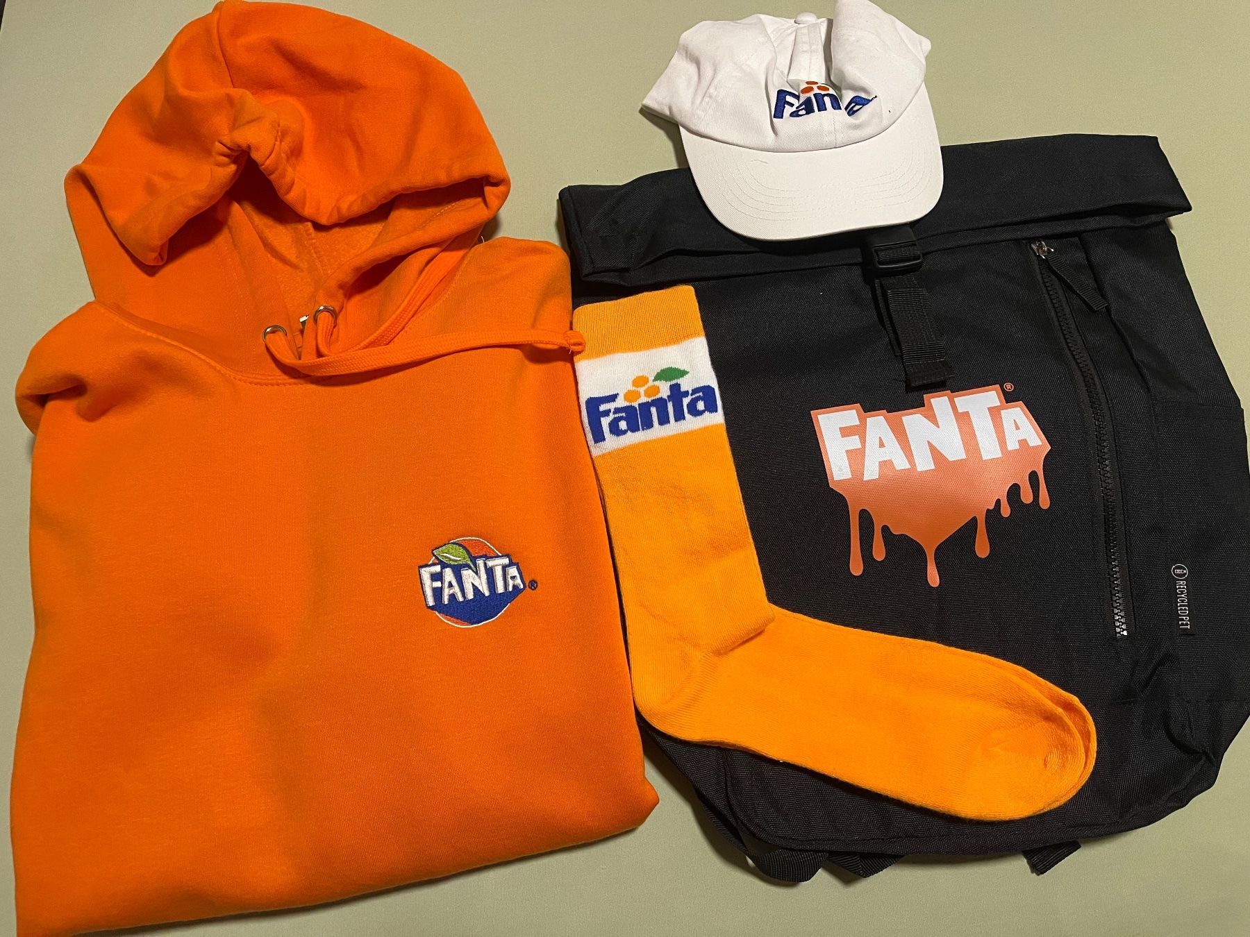 Lotti di vestiti: Set Fanta Hoddie , Rucksack , Socken , Cap – Nuovo e nell'imballaggio originale da Auenstein venduto da massey01
