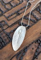 Silber-Salbeiblatt mit Bergkristall an langer Kette