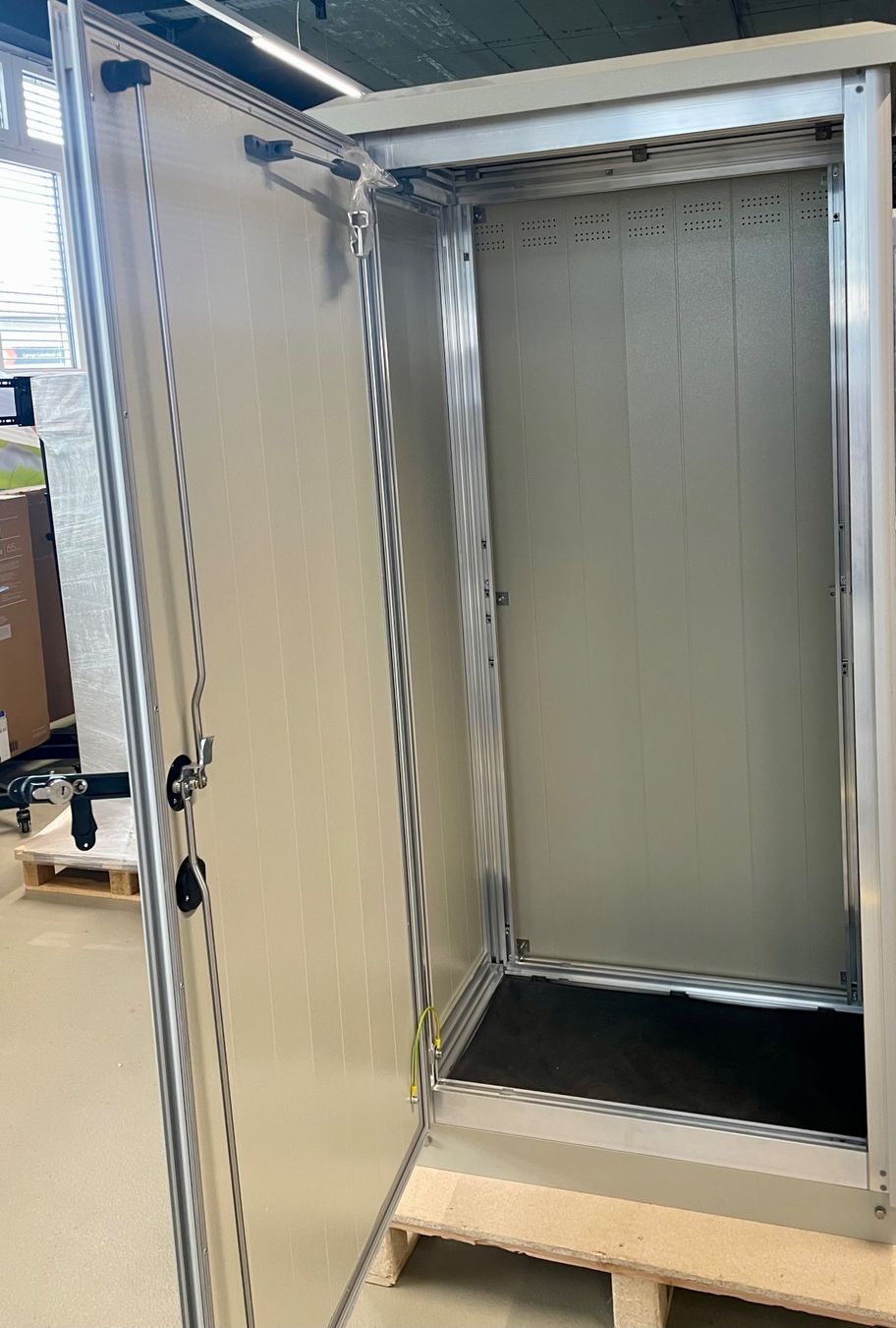 Armadi: WISAR Schrank Metall,  mit Dach, abschliessbar – Usato da Hämikon venduto da Iitomo